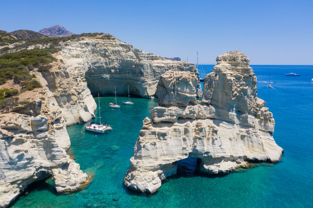 Veleros junto a las cuevas y los acantilados de Kleftiko, en la costa de la isla griega de Milos