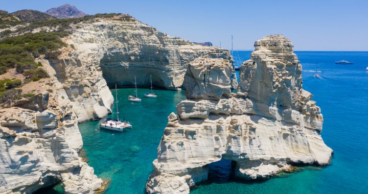 Veleros junto a las cuevas y los acantilados de Kleftiko, en la costa de la isla griega de Milos