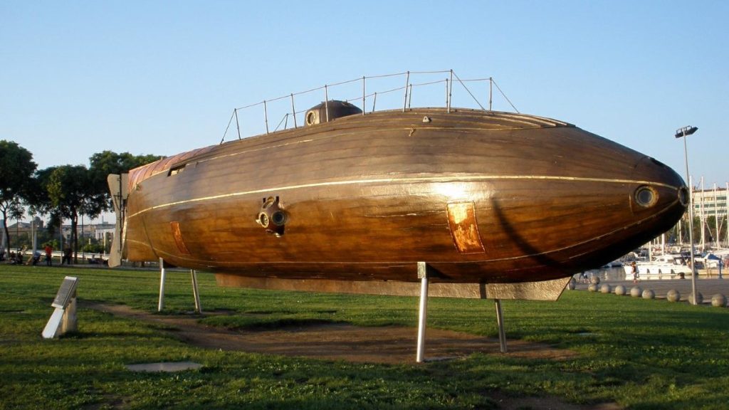 Réplica del submarino Ictíneo II de Narcís Monturiol expuesta al aire libre en el Port Vell de Barcelona en 2009