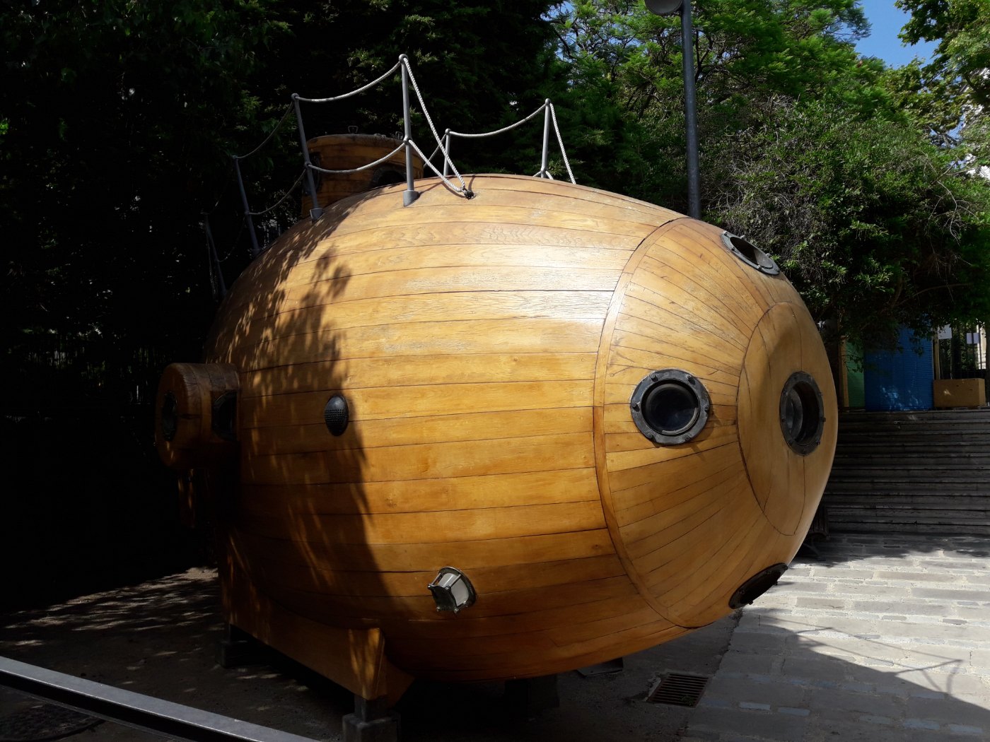 Réplica del submarino Ictíneo I en el jardín del Museu Marítim de Barcelona