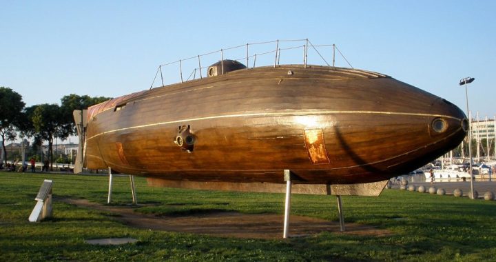 Réplica del submarino Ictíneo II de Narcís Monturiol expuesta al aire libre en el Port Vell de Barcelona en 2009