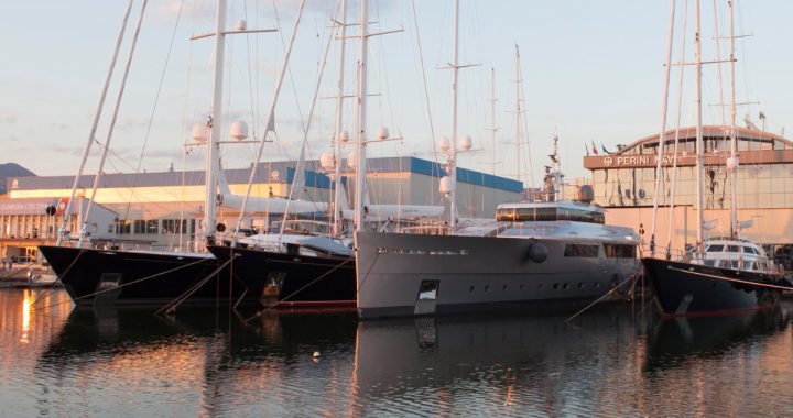 Grandes veleros y un superyate a motor amarrados frente a la sede de Perini Navi en Viareggio, al atardecer