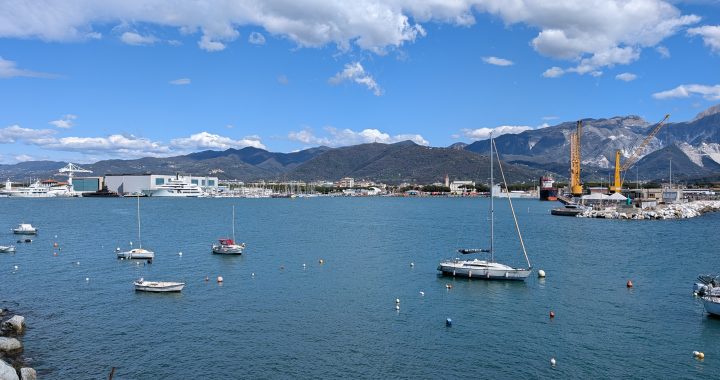 Foto de archivo del puerto de Marina di Carrara, donde tiene su sede The Italian Sea Group, con veleros fondeados y los Alpes Apuanos al fondo, vista desde el paseo Sandro Pertini en marzo de 2025