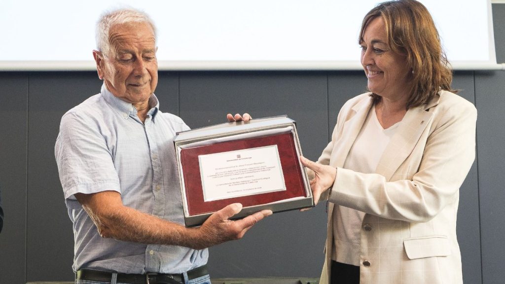 La consellera Sílvia Paneque entrega a Josep Pascual una placa de reconocimiento de la Generalitat