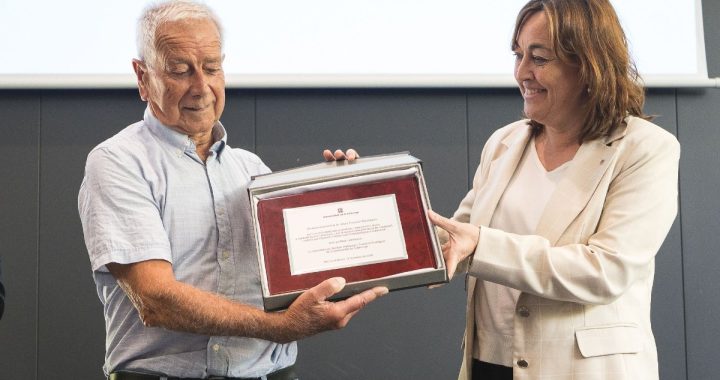 La consellera Sílvia Paneque entrega a Josep Pascual una placa de reconocimiento de la Generalitat