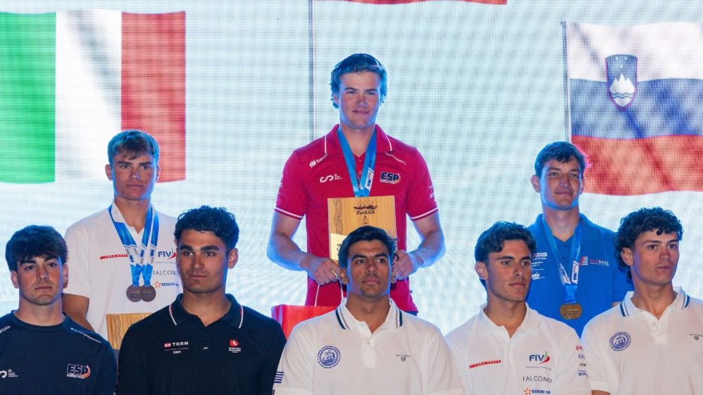 Karol Krupski, con la camiseta de España, en lo más alto del podio del Europeo sub-21 de ILCA 7 en Bodrum