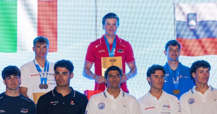 Karol Krupski, con la camiseta de España, en lo más alto del podio del Europeo sub-21 de ILCA 7 en Bodrum