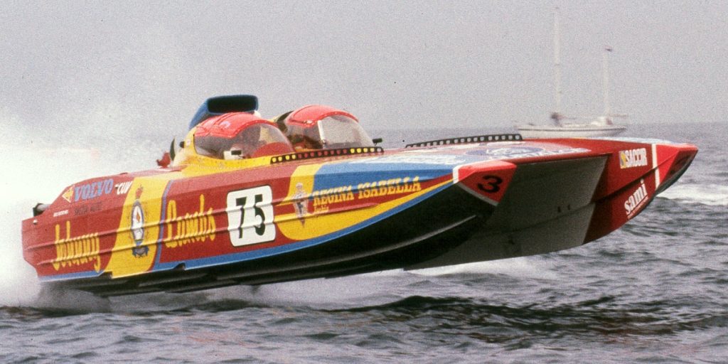 Foto de archivo de una lancha offshore con el número 75 en plena carrera en Ostende (Bélgica) en 1992