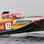Foto de archivo de una lancha offshore con el número 75 en plena carrera en Ostende (Bélgica) en 1992