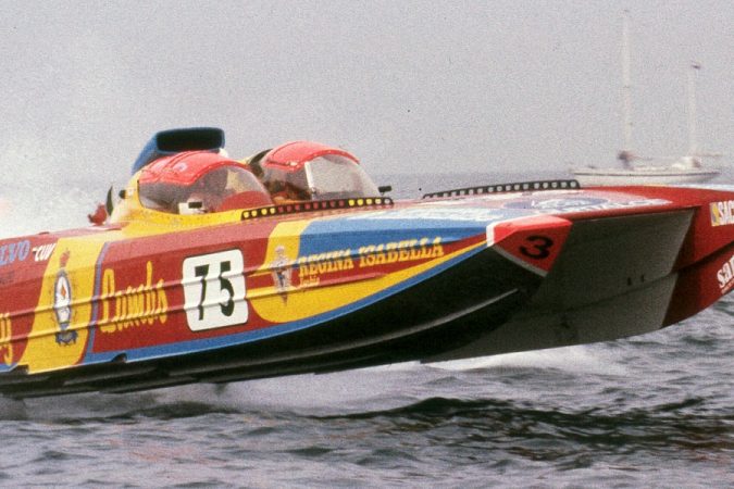 Foto de archivo de una lancha offshore con el número 75 en plena carrera en Ostende (Bélgica) en 1992