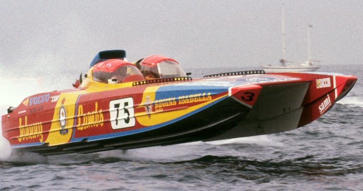 Foto de archivo de una lancha offshore con el número 75 en plena carrera en Ostende (Bélgica) en 1992