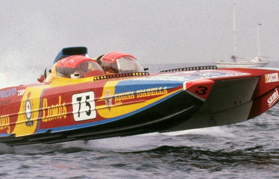 Foto de archivo de una lancha offshore con el número 75 en plena carrera en Ostende (Bélgica) en 1992
