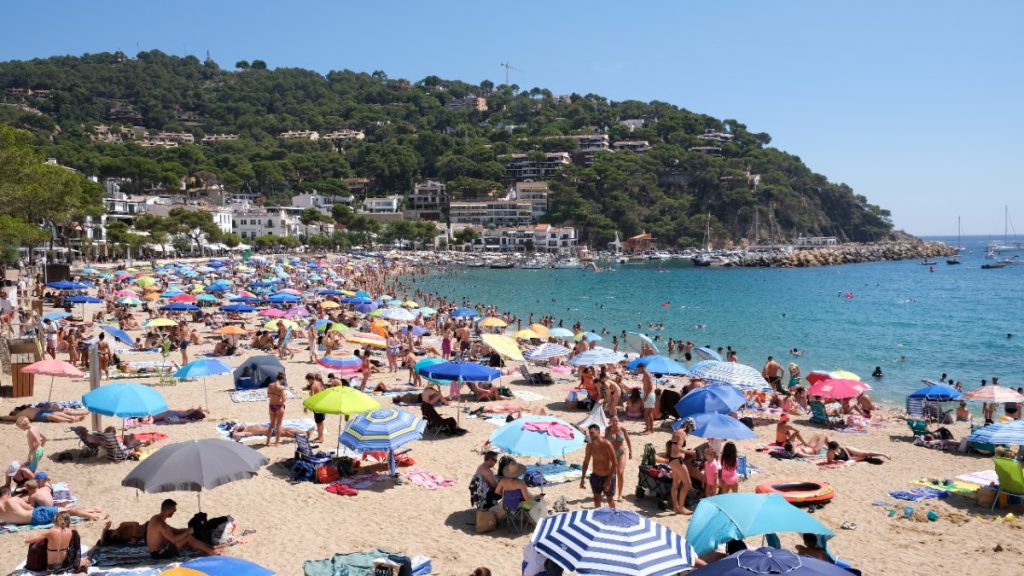 Bahía y playa de Llafranc, en Palafrugell, llegada de la travesía La Radikal