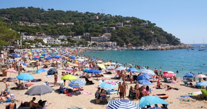 Bahía y playa de Llafranc, en Palafrugell, llegada de la travesía La Radikal