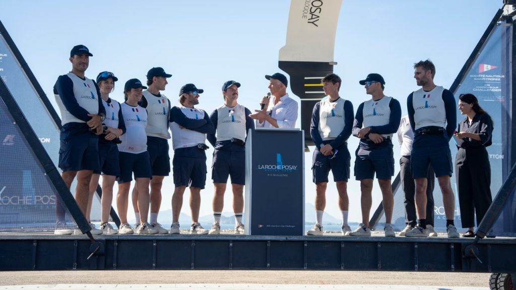 La tripulación de La Roche-Posay Racing Team en el escenario de la botadura de su AC75 en Nápoles