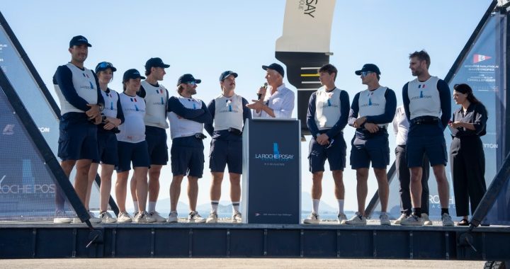 La tripulación de La Roche-Posay Racing Team en el escenario de la botadura de su AC75 en Nápoles