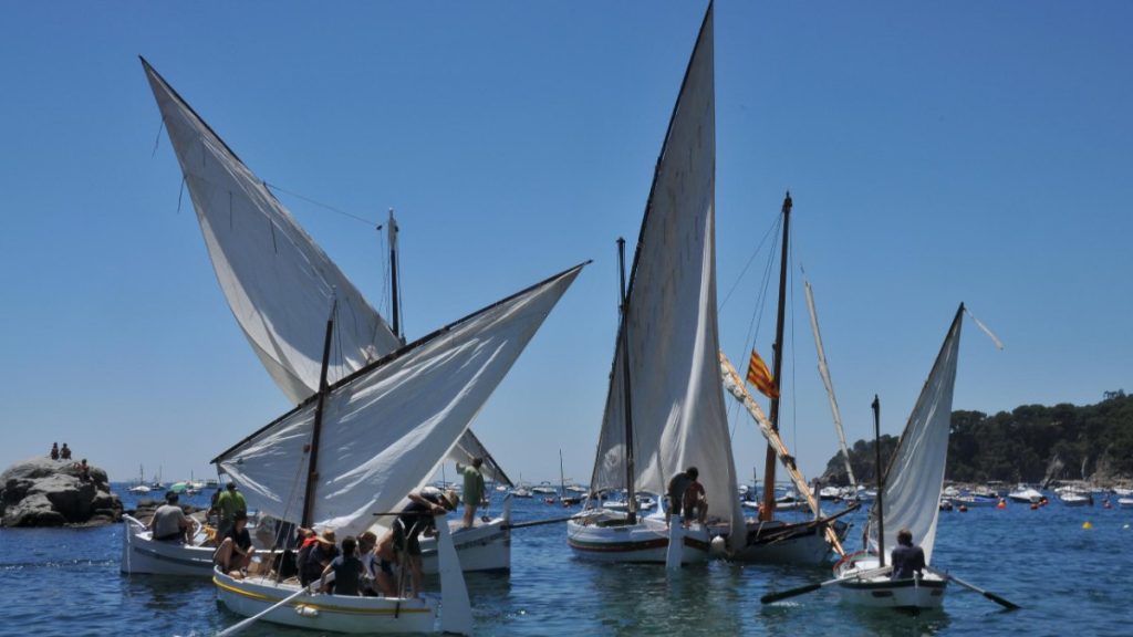 Llaüts de vela latina con las velas izadas en una cala de Calella de Palafrugell durante la XVI Trobada de vela llatina, en 2008