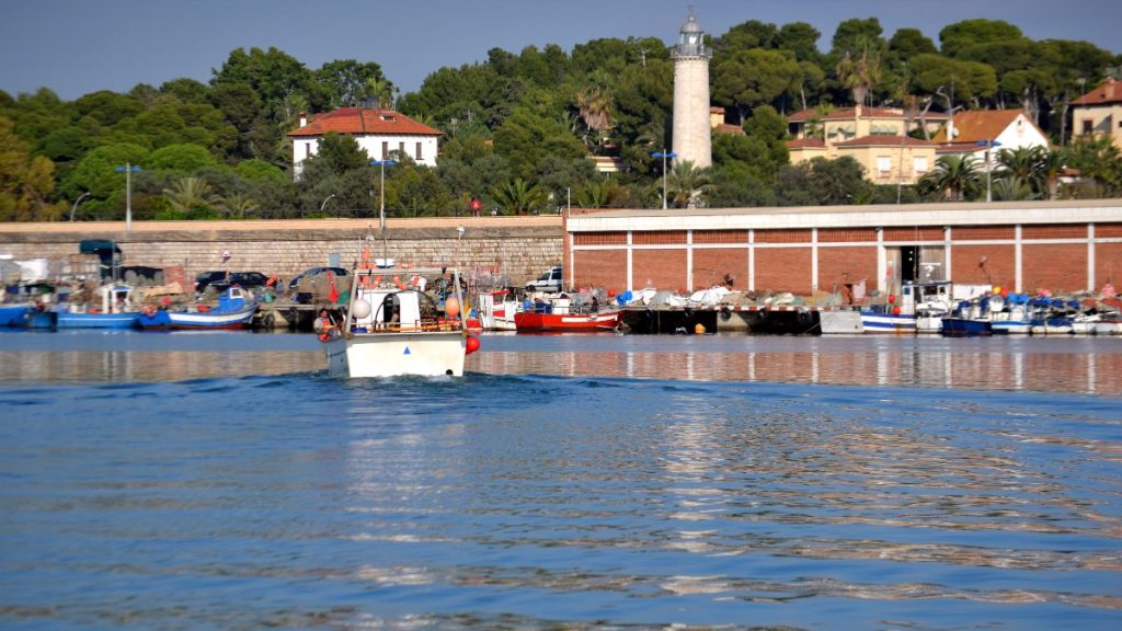 Puerto y faro de Vilanova i la Geltrú, en la costa del Garraf