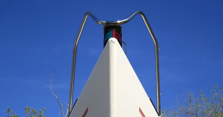 Proa de un velero con el púlpito y la luz de navegación bicolor roja y verde