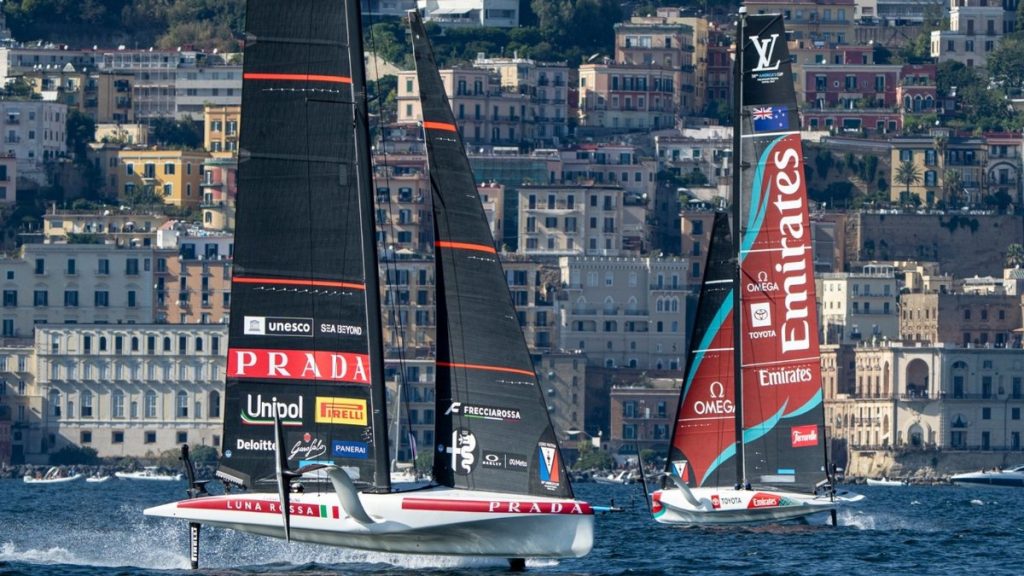 Los AC40 de Luna Rossa y Emirates Team New Zealand navegan en foiling frente a la costa de Nápoles durante la regata preliminar