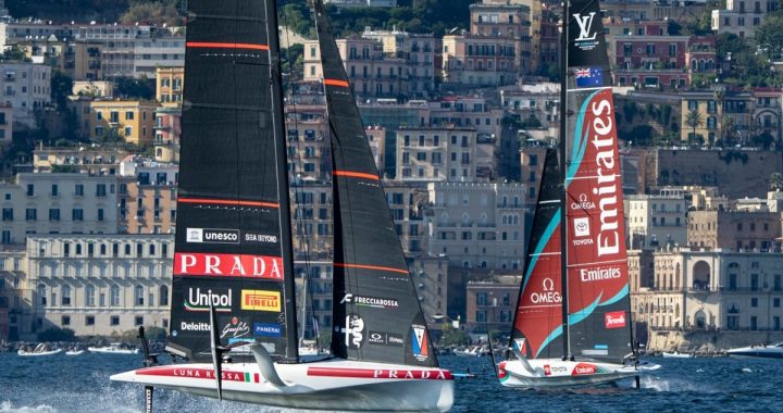 Los AC40 de Luna Rossa y Emirates Team New Zealand navegan en foiling frente a la costa de Nápoles durante la regata preliminar