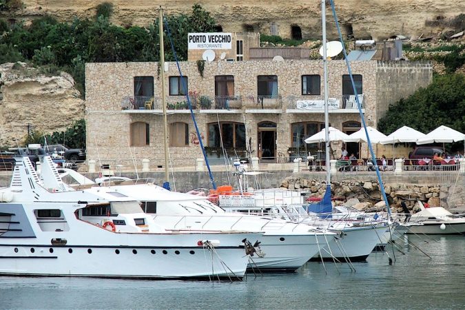 Foto de archivo de embarcaciones de recreo amarradas en la marina de Mgarr, en la isla maltesa de Gozo