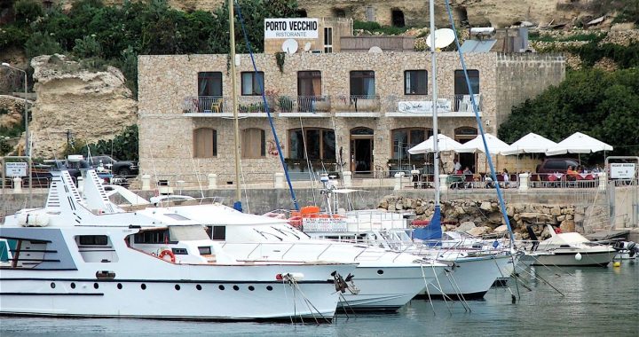 Foto de archivo de embarcaciones de recreo amarradas en la marina de Mgarr, en la isla maltesa de Gozo