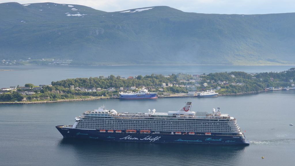 Foto de archivo del crucero Mein Schiff 3 atracado en Ålesund (Noruega) en 2022