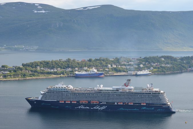 Foto de archivo del crucero Mein Schiff 3 atracado en Ålesund (Noruega) en 2022