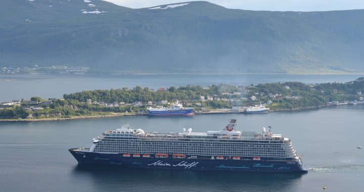 Foto de archivo del crucero Mein Schiff 3 atracado en Ålesund (Noruega) en 2022