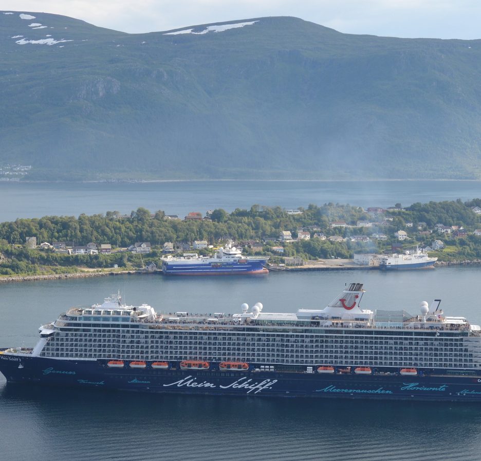 Foto de archivo del crucero Mein Schiff 3 atracado en Ålesund (Noruega) en 2022