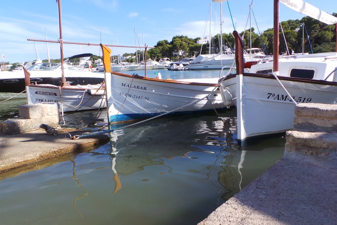 Embarcaciones locales amarradas en el puerto deportivo de Cala d'Or, en Mallorca