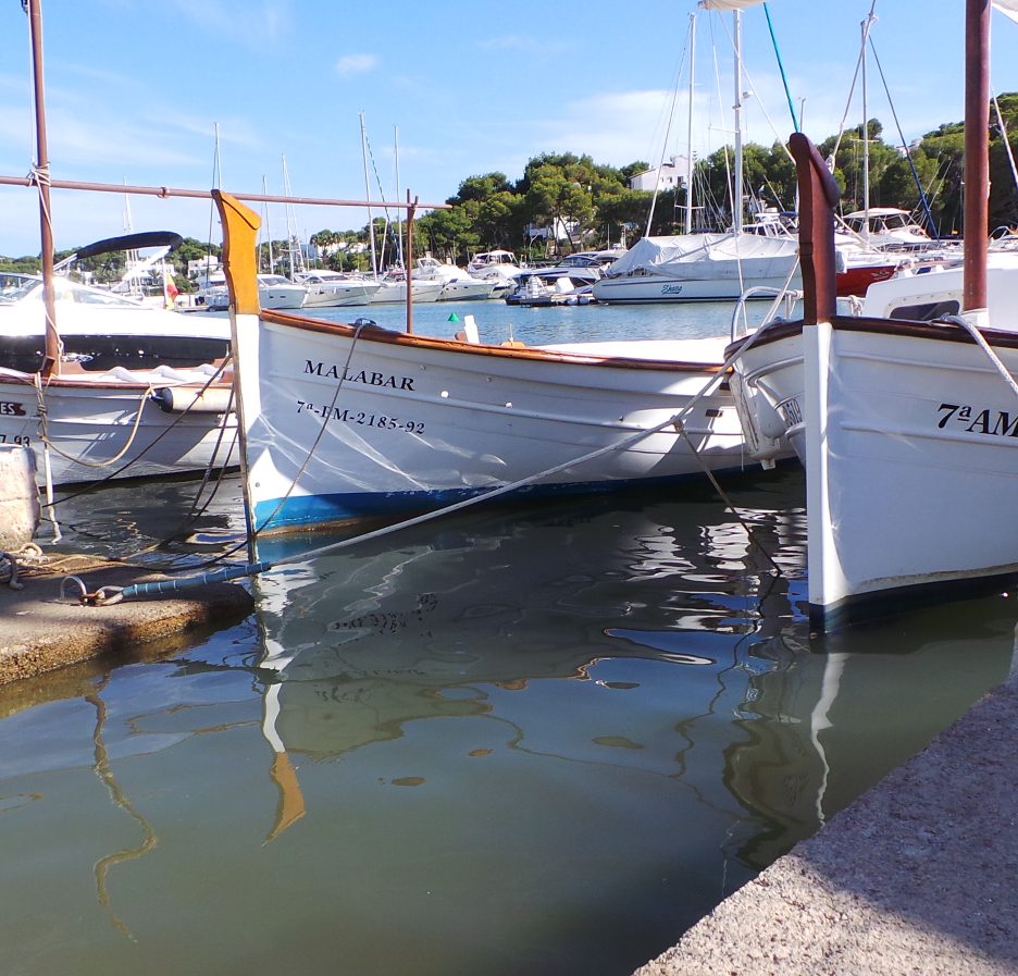 Embarcaciones locales amarradas en el puerto deportivo de Cala d'Or, en Mallorca