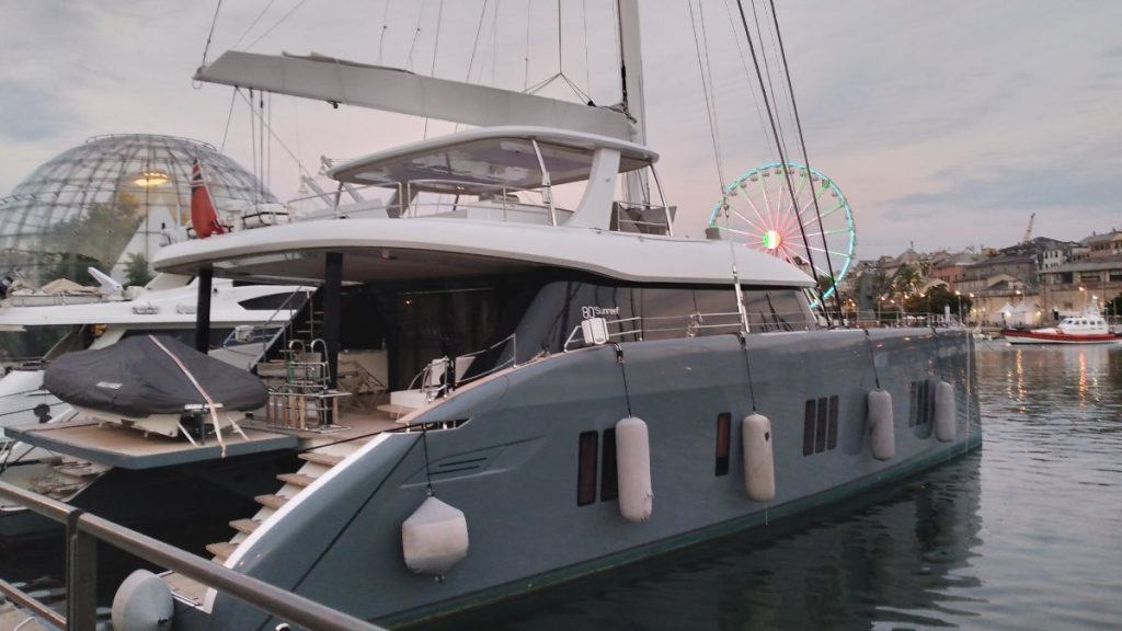 Catamarán del astillero Sunreef amarrado en Génova