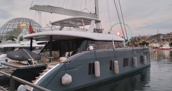 Catamarán del astillero Sunreef amarrado en Génova