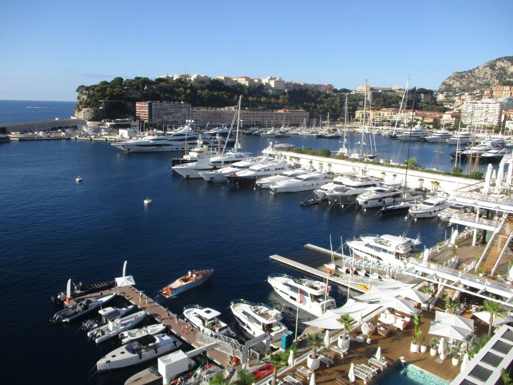 Vista del Port Hercule de Mónaco con embarcaciones de recreo amarradas en sus pantalanes