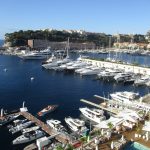 Vista del Port Hercule de Mónaco con embarcaciones de recreo amarradas en sus pantalanes