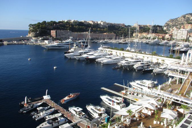 Vista del Port Hercule de Mónaco con embarcaciones de recreo amarradas en sus pantalanes