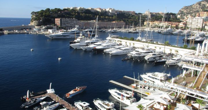 Vista del Port Hercule de Mónaco con embarcaciones de recreo amarradas en sus pantalanes