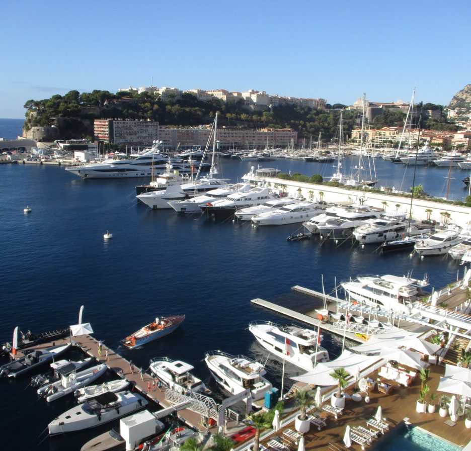 Vista del Port Hercule de Mónaco con embarcaciones de recreo amarradas en sus pantalanes