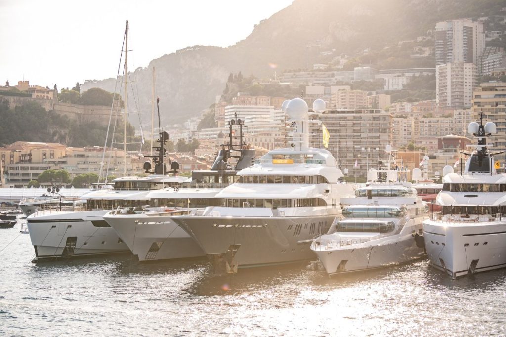 Superyates amarrados en Port Hercule durante el Monaco Yacht Show