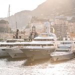 Superyates amarrados en Port Hercule durante el Monaco Yacht Show