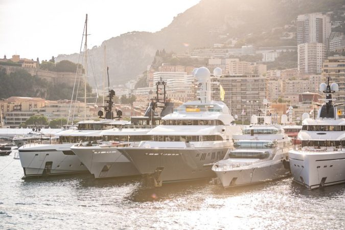 Superyates amarrados en Port Hercule durante el Monaco Yacht Show