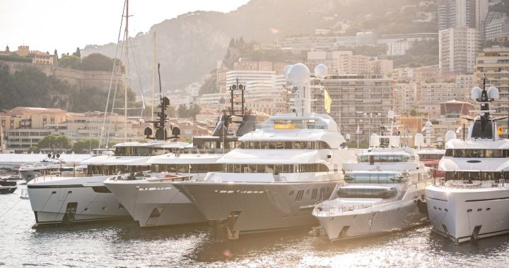 Superyates amarrados en Port Hercule durante el Monaco Yacht Show