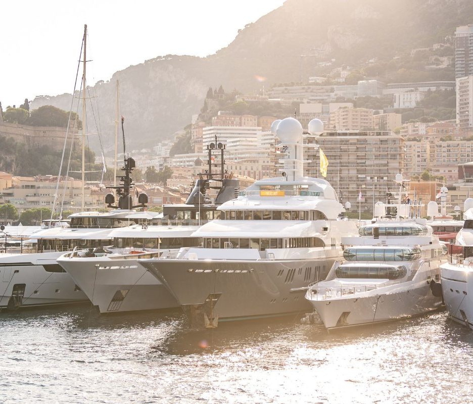 Superyates amarrados en Port Hercule durante el Monaco Yacht Show
