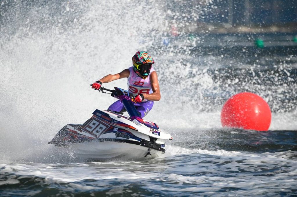 Piloto de moto de agua de pie trazando una curva junto a una boya roja durante el Gran Premio de Olbia