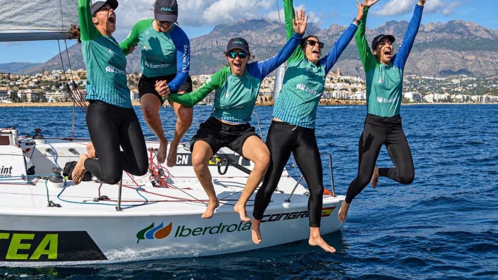 Las cinco regatistas de Natulim saltan al agua desde su Platú 25 para celebrar el título de la Liga Iberdrola en Altea