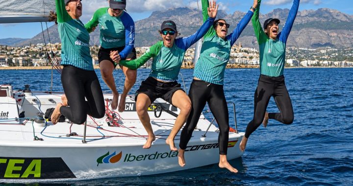 Las cinco regatistas de Natulim saltan al agua desde su Platú 25 para celebrar el título de la Liga Iberdrola en Altea