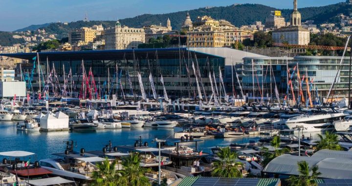 Vista elevada de los pantalanes con barcos expuestos y el pabellón del 66.º Salón Náutico de Génova en el Waterfront di Levante, con la ciudad al fondo