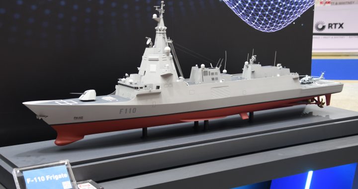 Maqueta de la fragata F110 de Navantia en el estand de Lockheed Martin de la feria aeroespacial JA2024, en Tokio